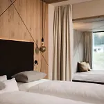 Valara Alpine Art 4* Tux