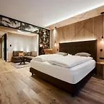 Valara Alpine Art Hotel 4*