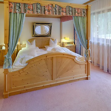 Valara Alpine Art 4* Tux