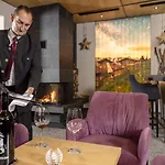 Valara Alpine Art 4* Tux