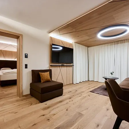 מלון Valara Alpine Art 4*